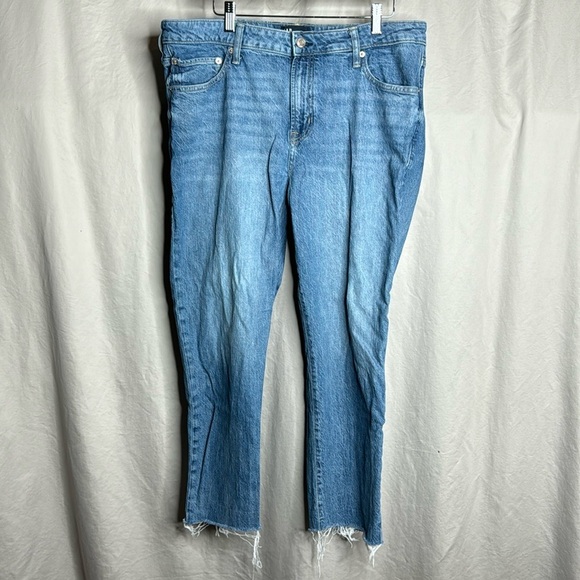 GAP Mid Rise Slim Boyfriend Jeans in Washwell Medium Brinkley - Picture 2 of 7